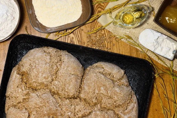 Hembakat Rågbröd Ett Platt Ligg Bordet Finns Bakplåt Med Två — Stockfoto