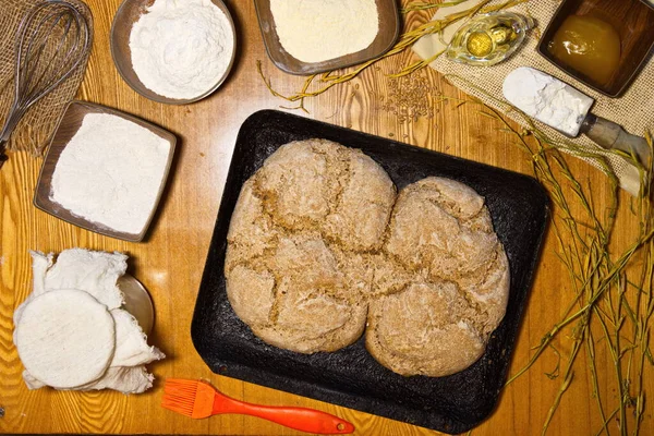 Domácí Žitný Chléb Ležel Stole Pečicí Prostěradlo Dvěma Bochníky Žitného — Stock fotografie