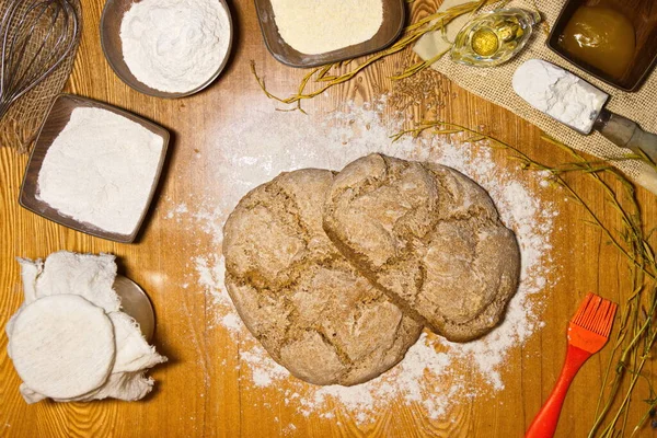 Hembakat Rågbröd Ett Platt Ligg Bordet Står Två Limpor Surdegsbröd — Stockfoto