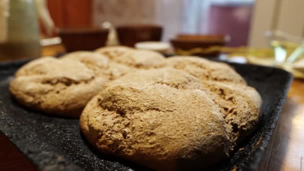 Pão Caseiro Sem Fermento Centeio Dois Pães Numa Assadeira Perder — Vídeo de Stock
