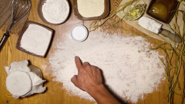 Yapımı Ekmek Düz Yatıyordu Bir Adamın Eli Rusça Çavdar Ekmeği — Stok video