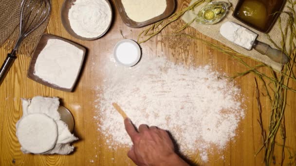 Yapımı Ekmek Düz Katman Erkek Rusça Una Ekmek Yazar Masaya — Stok video