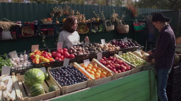 Melonen Auf Dem Markt Kaufen Gedreht Wird Mit Zwei Kameras — Stockvideo