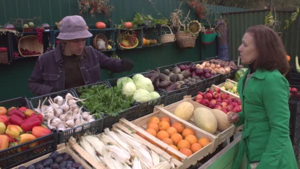 Peterselie Kopen Markt Een Vrouw Koopt Peterselie Boerenmarkt Mannelijke Verkoper — Stockvideo