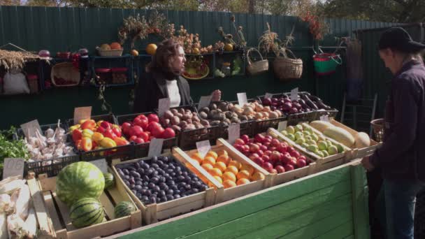 Meloenen Kopen Markt Schieten Twee Camera Twee Schoten Een Man — Stockvideo