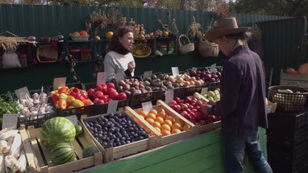 Comprare Mele Rosse Mercato Riprese Due Telecamere Shots Uomo Compra — Video Stock