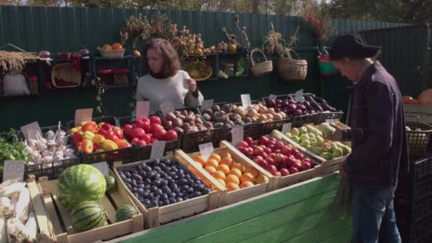 Grüne Äpfel Auf Dem Markt Kaufen Gedreht Wird Mit Zwei — Stockvideo