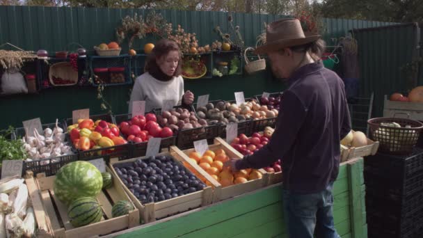 Orangen Auf Dem Markt Kaufen Gedreht Wird Mit Zwei Kameras — Stockvideo