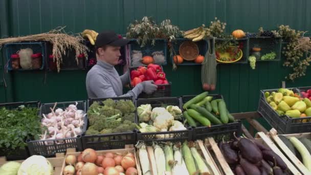 Pimientos Rojos Mercado Agricultores Slow Motion Vendedor Masculino Pone Una — Vídeos de Stock