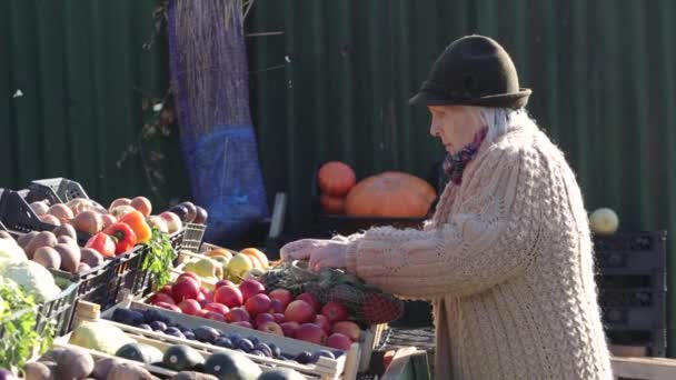 Nagymama Piacon Nagymama Zöldségeket Tesz Egy Hálós Zsákba Termelői Piacon — Stock videók
