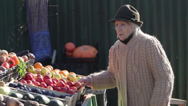 Nagymama Piacon Nagymama Pult Mellett Áll Piacon Gyümölcsök Zöldségek Ládáit — Stock videók