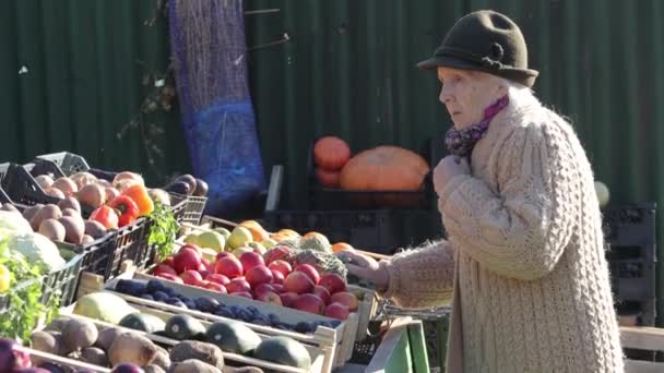 Oma Boerenmarkt Grootmoeder Staat Bij Toonbank Met Groenten Fruit Houdt — Stockvideo
