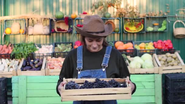 Vrouwelijke Boer Verkoper Met Druiven Boerenmarkt Portret Van Een Vrouw — Stockvideo