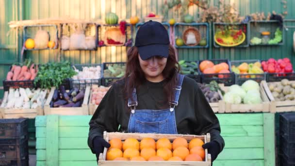 Žena Farmář Prodejce Pomeranči Trhu Zemědělců Portrét Ženy Držící Krabici — Stock video