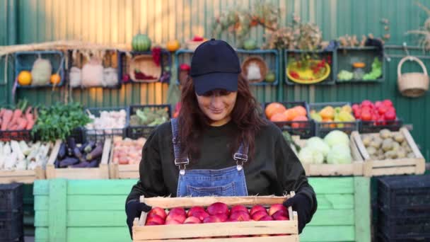 Kobieta Rolnik Sprzedawca Jabłkami Targu Rolniczym Portret Kobiety Trzymającej Skrzynkę — Wideo stockowe