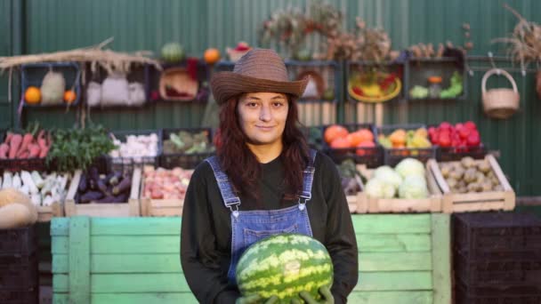 판매자 농산물 시장에서 근처에서 수박을 야채와 이담긴 여자의 — 비디오