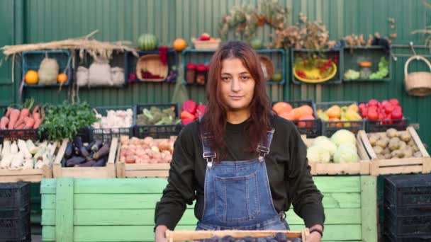 Žena Zemědělec Prodejce Švestkami Trhu Zemědělce Portrét Ženy Držící Krabici — Stock video
