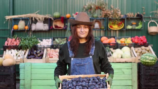 Vrouwelijke Boer Verkoper Met Pruimen Boerenmarkt Portret Van Een Vrouw — Stockvideo