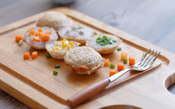 Close Coconut Ciasta Ryżowe Topped Różnych Dodatków Marchew Kukurydzy Zielonej — Zdjęcie stockowe