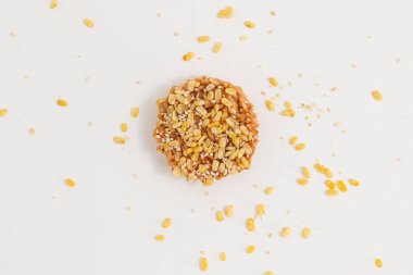 Bir parça pirinç krakeri karışımı fındıklı tahıl ve beyaz arka planda beyaz susam tohumu. Sağlıklı çerez, Üst Görünüm.