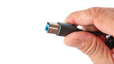 Beyaz arkaplanda izole edilmiş bir USB B B-erkek kablo fiş tutan eller.