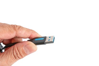 Beyaz arkaplanda izole edilmiş bir USB A-erkek kablo fiş tutan eller.