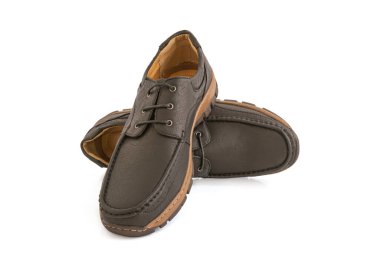 Deri kahverengi erkek ayakkabıları modern tarzda beyaz arka planda izole edilmiş, kırpma yolu dahil.