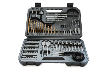 Araç seti, sondaj ekipmanı, tornavidalar, anahtarlar beyaz arkaplanda kırpma yolu ile izole edilmiş.