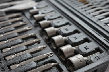 Yakın çekim, tornavida seti ve alet çantasını tamir etmek için somun sürücüsü. Seçici odak.