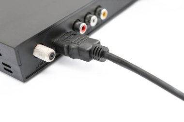 Yakın plan, HDMI Kablo, uydu alıcısının arka tarafındaki HDMI portuna kırpma yolu ile izole edilmiş olarak bağlanır. Seçici odak.