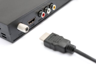 Yakın plan, uydu alıcısının arkasındaki HDMI portu kırpma yolu ile beyaz arkaplanda izole edildi. Seçici odak.