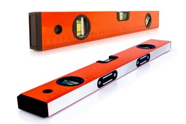 Beyaz arka planda izole edilmiş cetvelli sarı bina ya da su seviyesi ölçer. Kırpma yolu.