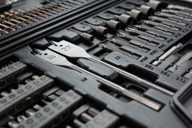 Düz matkap uçları, ingiliz anahtarıyla karbon çeliği düz, tahta kesiciler için sıkıcı parçalar, DIY el işi, kapat. Seçici odak.