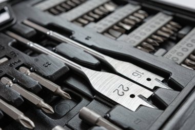 Düz matkap uçları, ingiliz anahtarıyla karbon çeliği düz, tahta kesiciler için sıkıcı parçalar, DIY el işi, kapat. Seçici odak.