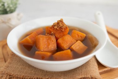 Zencefil çorbalı tatlı patates ve beyaz kasede esmer şeker. Geleneksel Tayland yemeği (Tayland Tatlısı). Yakın çekim, Seçici odak.