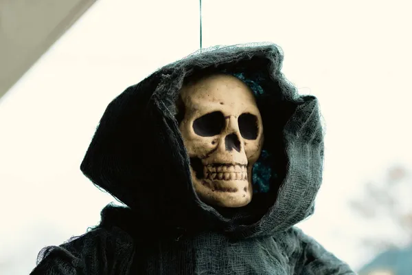 Siyah çuval bezi kaplamalı insan iskeleti. Azrail Cadılar Bayramı süslemesi. 