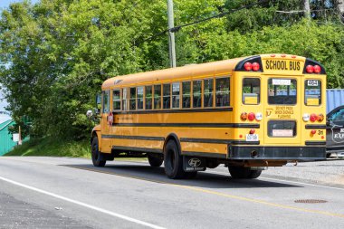 Burk 's Falls, Ontario, Kanada - 31 Ağustos 2021: Yoldan geçen sarı okul otobüsünün arka manzarası.