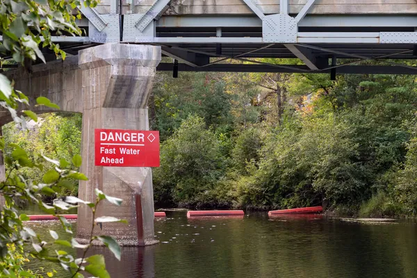 Köprü direğindeki kırmızı tehlike işareti önümüzde hızlı su olduğunu gösteriyor. Nehirdeki kırmızı şamandıralar kayıkçıların akıntıya girmesini önlemek için.. 