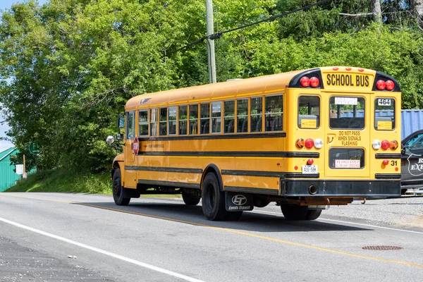 Burk 's Falls, Ontario, Kanada - 31 Ağustos 2021: Yoldan geçen sarı okul otobüsünün arka manzarası.
