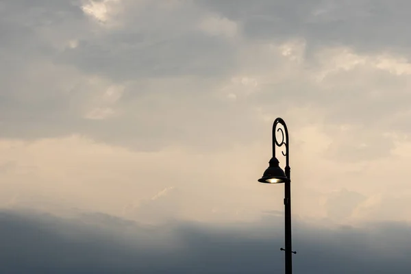 Poste Luz Negro Iluminado Contra Telón Fondo Nubes Iluminadas Por —  Fotos de Stock