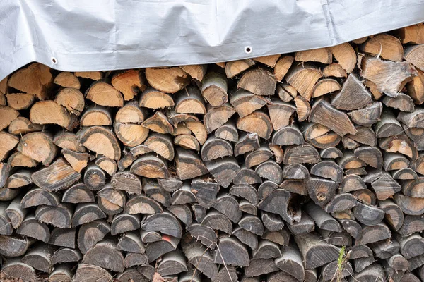 Gri brandanın altında yakacak odun yığını. 