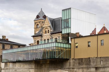 Cambridge, Ontario, Kanada - 23 Ekim 2021: Grand River 'daki Cambridge Dijital Kütüphanesi. Eski Galt Postane Binası. 