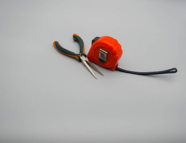 Onarım için çalışma araçları: inşaat bandı, tornavida, pasajlar ve anahtar