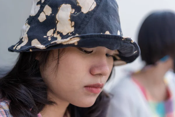 Deprimerad Ung Kvinna Böjer Sig Ner Med Huvudet Sittande Med — Stockfoto