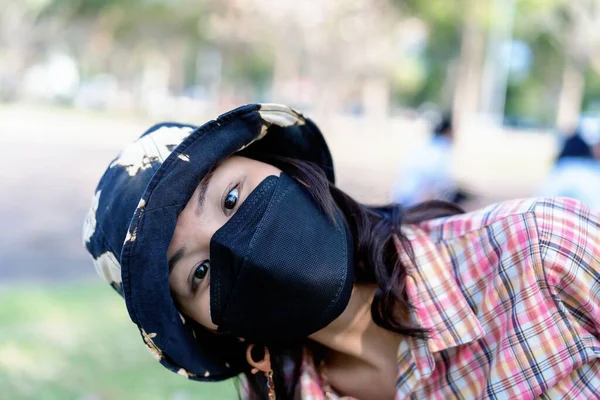 Porträtt Ung Kvinna Bär Ansiktsmask För Skydd Mot Kyla Och — Stockfoto