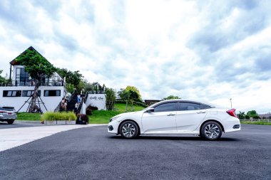 Suphan Buri, Tayland - 31 Mayıs 2022: Kafe ve doğa arka planındaki beton sokakta veya çimento zeminde Honda Civic Car. Japon otomotiv markası Soichiro Honda tarafından kuruldu.