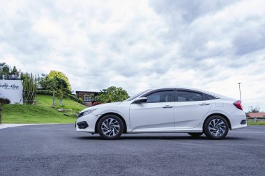 Suphan Buri, Tayland - 31 Mayıs 2022: Kafe ve doğa arka planındaki beton sokakta veya çimento zeminde Honda Civic Car. Japon otomotiv markası Soichiro Honda tarafından kuruldu.