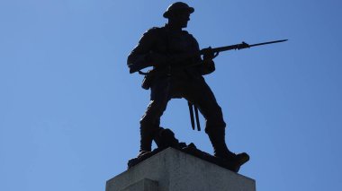 MÖ Victoria, Kanada 'daki Parlamento binasının önündeki muharebe askeri heykeli