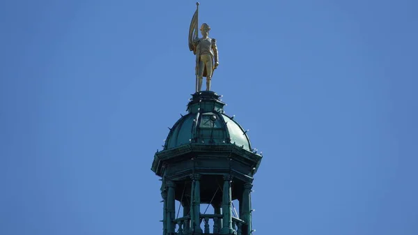Статуя Крыше Здания Парламента Острове Виктория Канада — стоковое фото