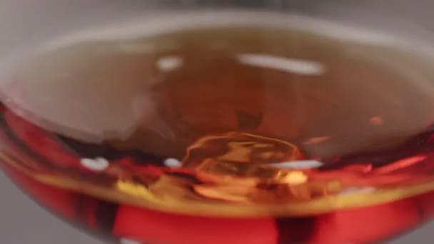 Sterke alcoholische drank Whiskey, Brandy, Cognac in glas, slow motion — Stockvideo